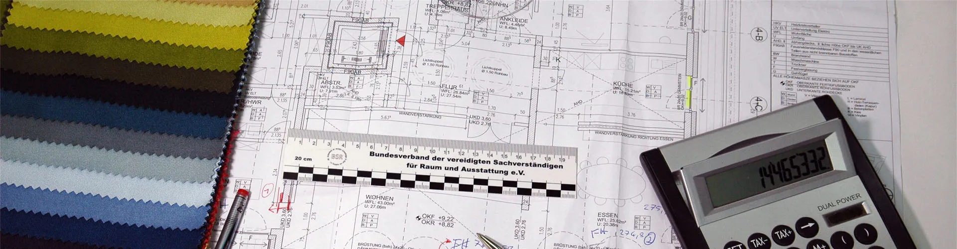 Baupläne mit Maßstab, Stoffmustern und Taschenrechner